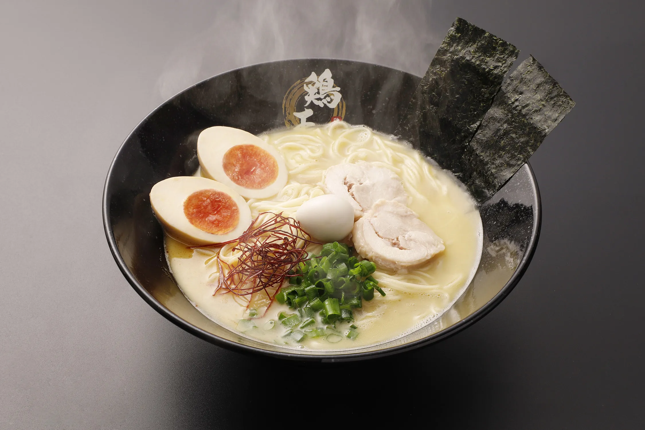 鶏王子の醤油ラーメン味玉 - 濃厚な鶏の旨味が凝縮したトッピング付きラーメン